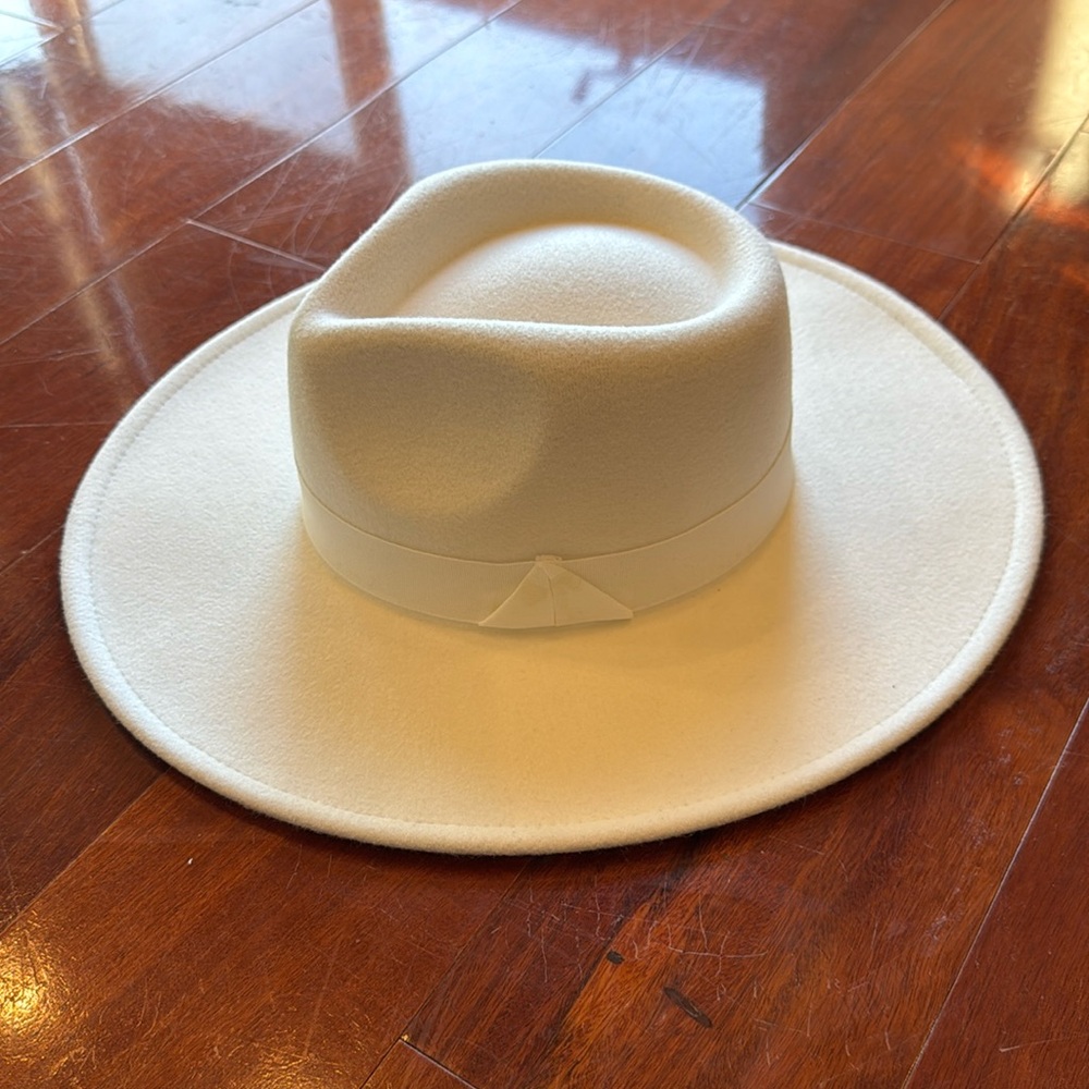 NWOT- never worn women’s cowgirl hat